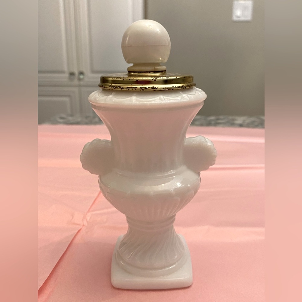 VINTAGE MILK GLASS EMPTY PERFUME/SCENT BOTTLE WITH A SCREW ON PLASTIC CAP
